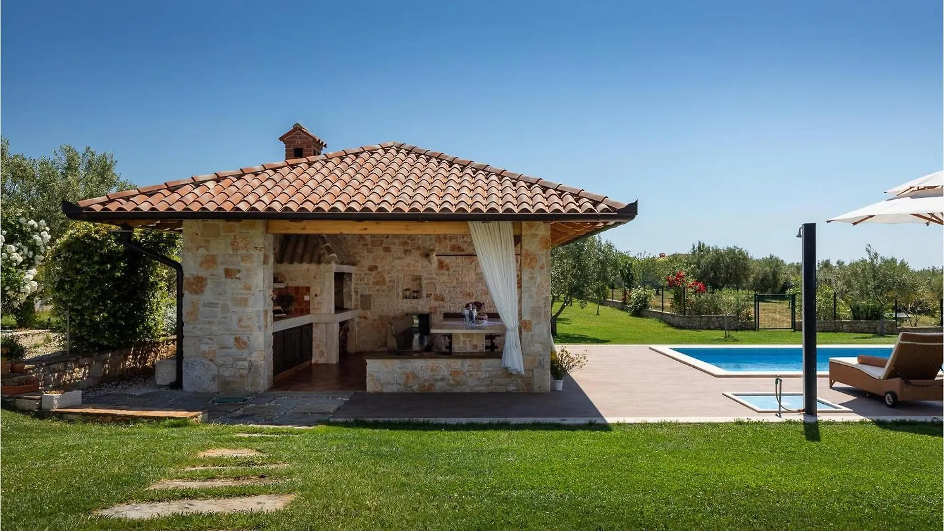 Villa Evelyn Pola 0*,